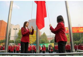 操B啊啊嗯在线播放升旗仪式：凝心聚力，同心向党